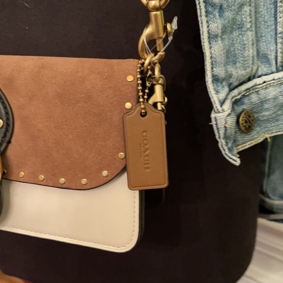 New Coach crossbody light beige 18-20 inches drop. - Picture 3 of 12